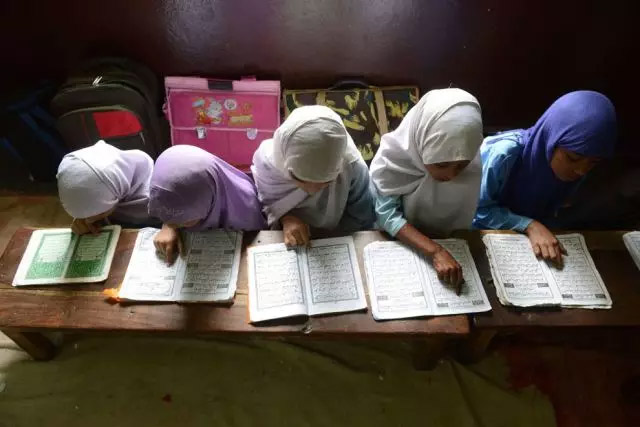 幾名穆斯林女孩正在誦讀《古蘭經》.jpg