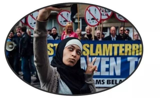 比利時：勇敢可愛的穆民女孩微笑自拍化解反伊示威